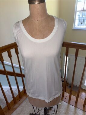 Old Navy White Scoop Neck Sleeveless Knit Tank